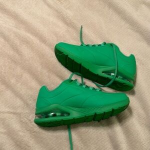 Women’s Skechers Air-Cooled Memory Foam green sneakers size 8.5